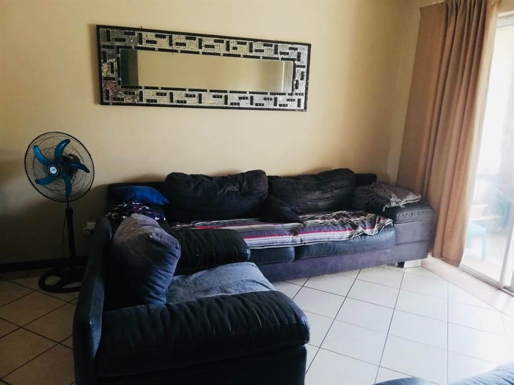 2 Bed Apartment in Mooikloof Ridge photo number 2