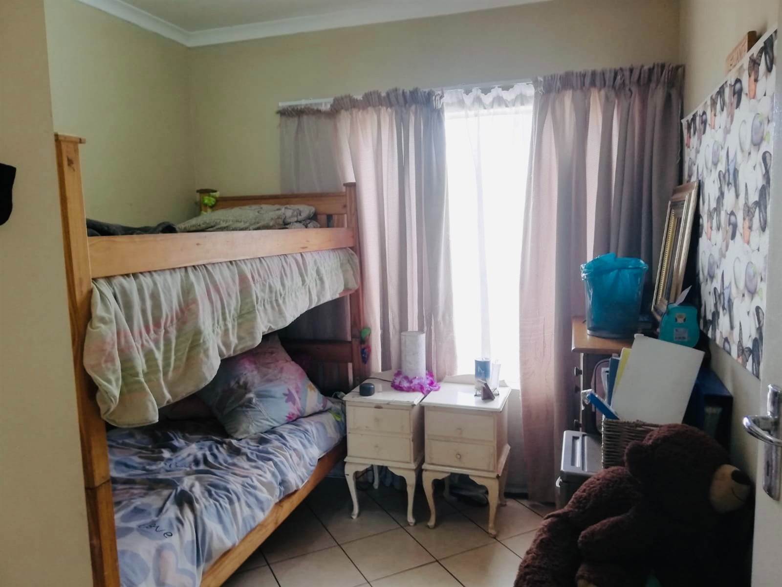 2 Bed Apartment in Mooikloof Ridge photo number 12