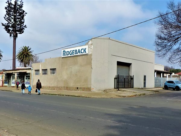 800  m² Commercial space in Dalview