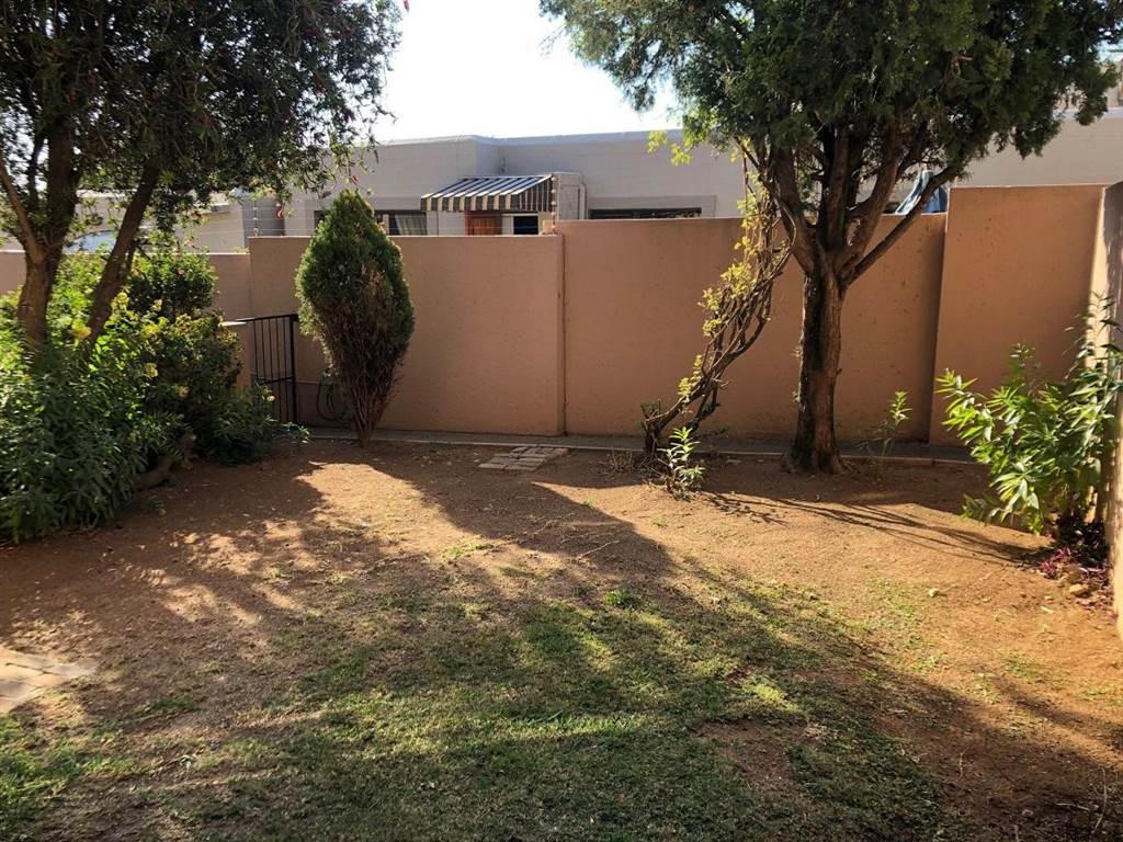 1 Bed Townhouse in Radiokop photo number 13
