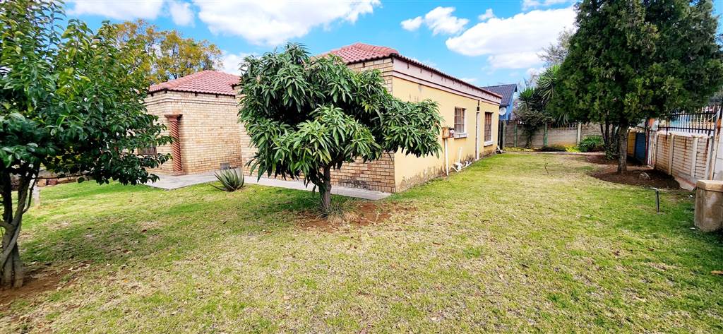 4 Bed House in Rustenburg North photo number 1