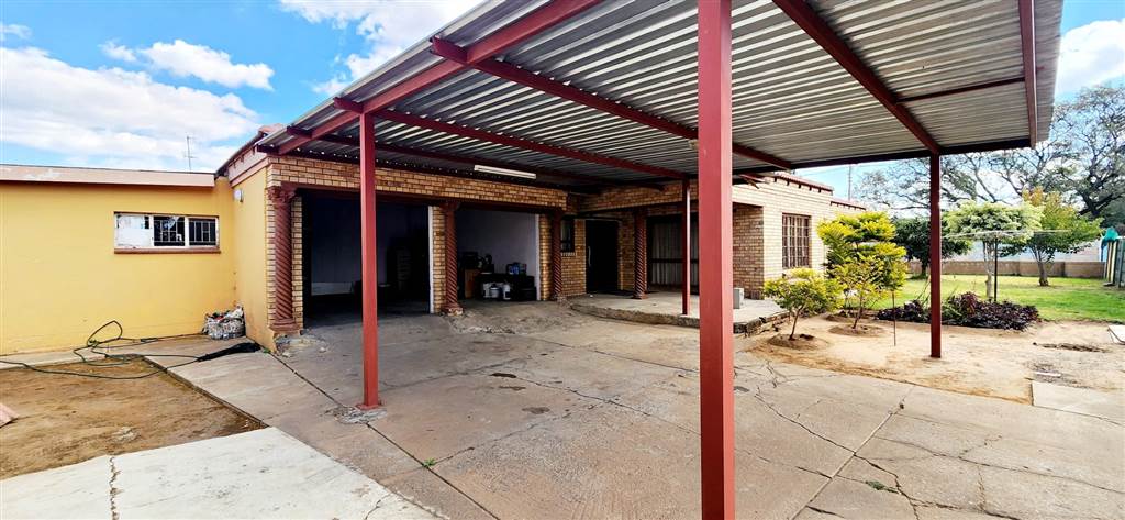4 Bed House in Rustenburg North photo number 3
