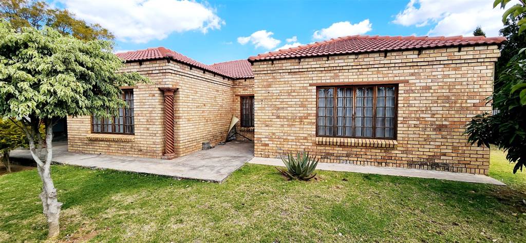 4 Bed House in Rustenburg North photo number 2