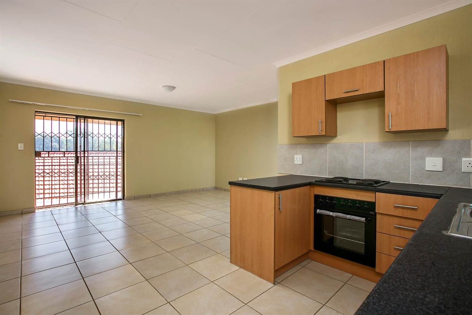 3 Bed Apartment in Grobler Park photo number 2