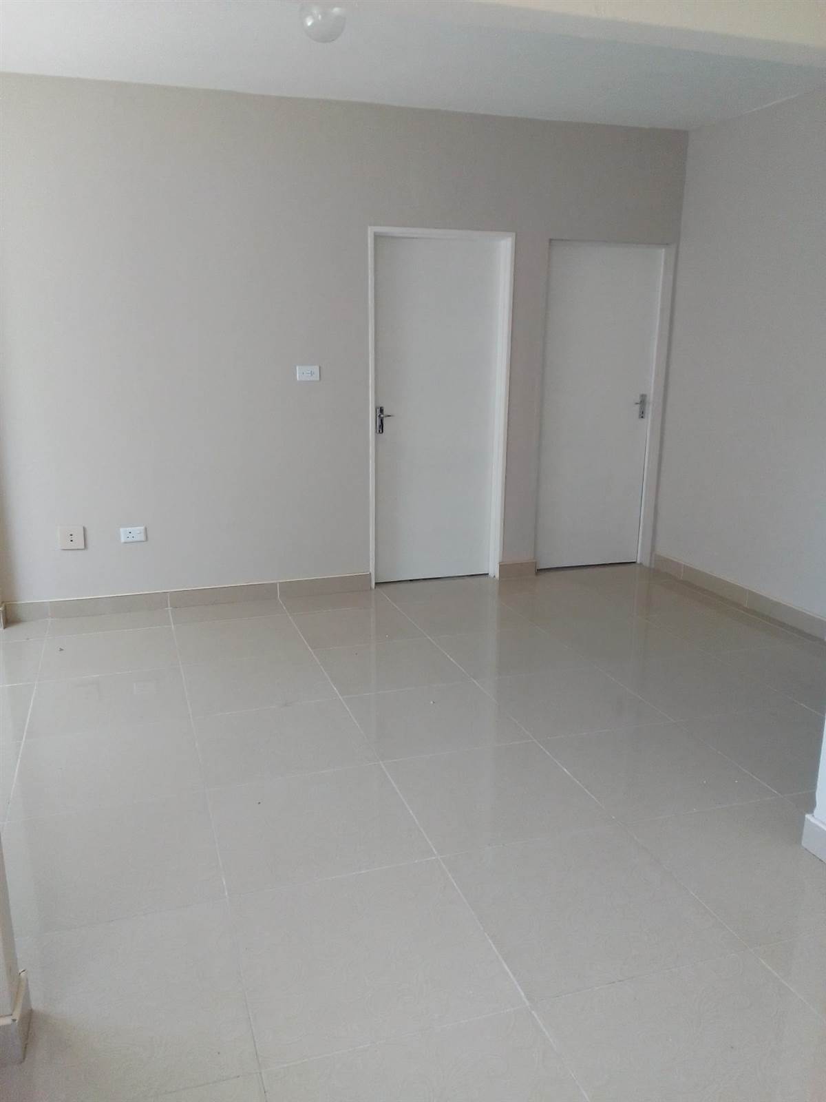 2 Bed Apartment in Empangeni Central photo number 3