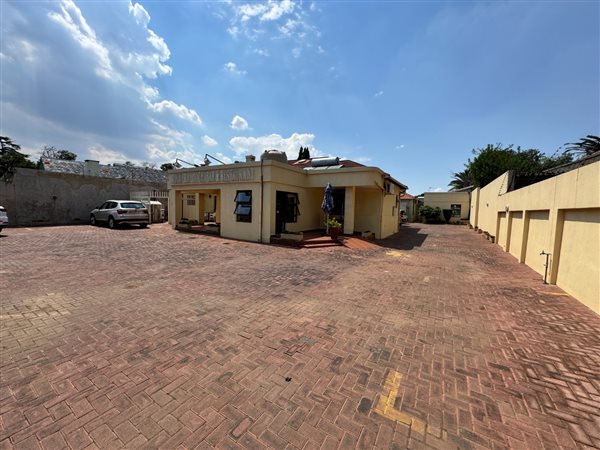 649  m² Commercial space