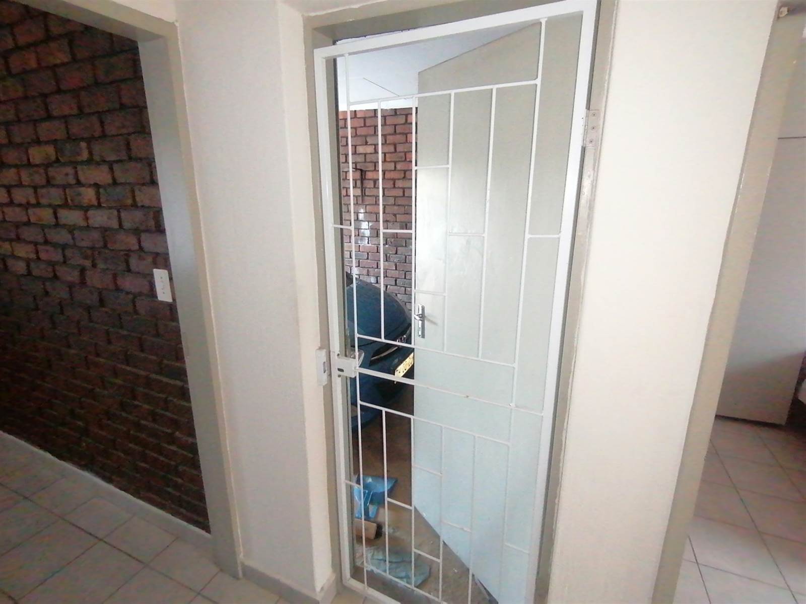 2 Bed Townhouse in Brakpan Central photo number 12