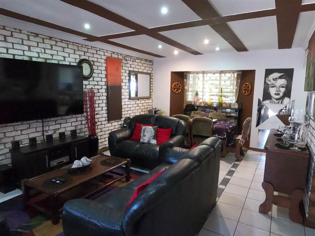 2 Bed House in Kleinfontein photo number 5