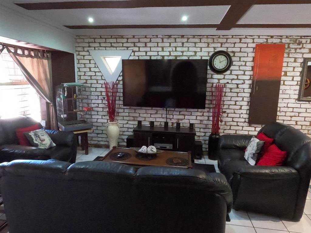 2 Bed House in Kleinfontein photo number 3
