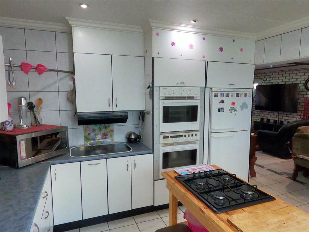 2 Bed House in Kleinfontein photo number 6