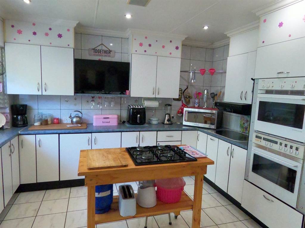 2 Bed House in Kleinfontein photo number 7