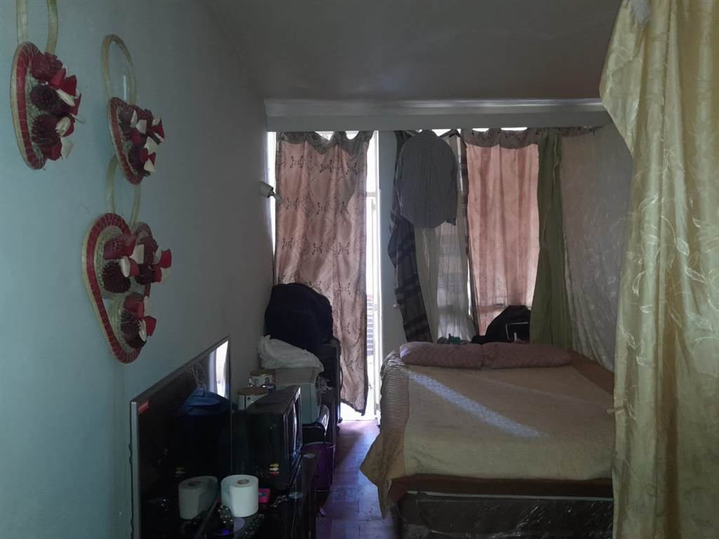 1 Bed Apartment in Hillbrow photo number 9