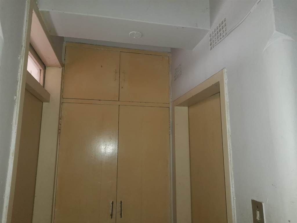 1 Bed Apartment in Hillbrow photo number 11