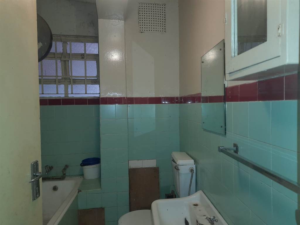 1 Bed Apartment in Hillbrow photo number 13