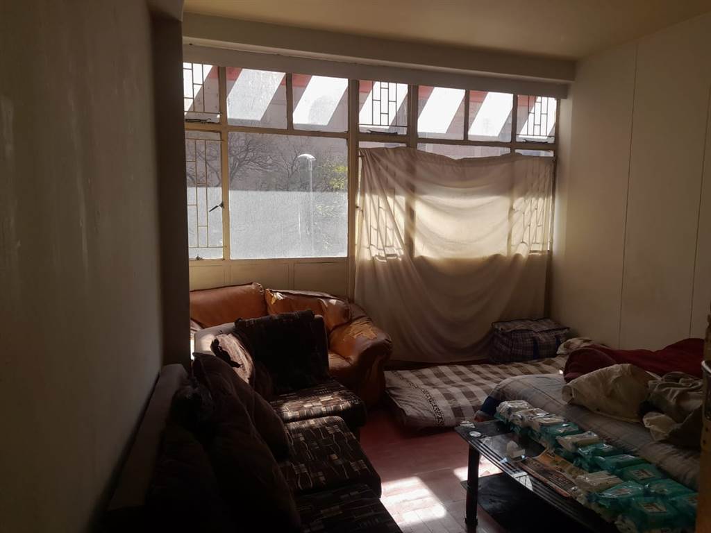 1 Bed Apartment in Hillbrow photo number 10