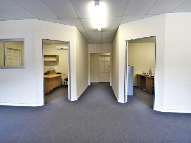 320  m² Office Space in Southernwood photo number 5