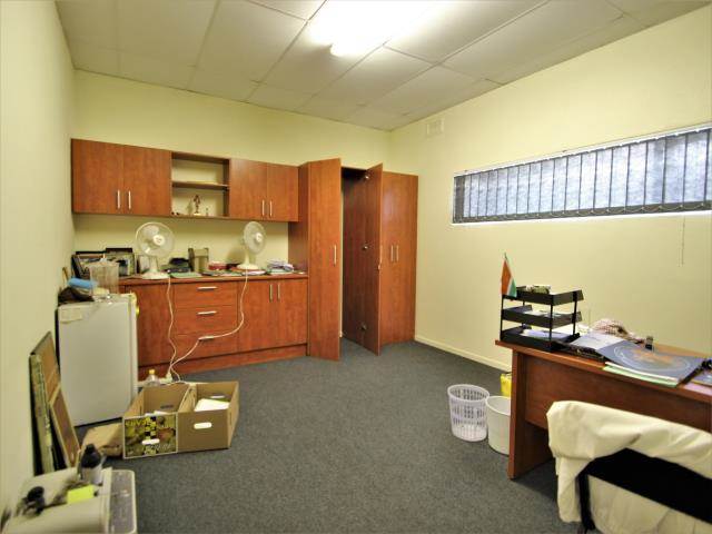 320  m² Office Space in Southernwood photo number 11