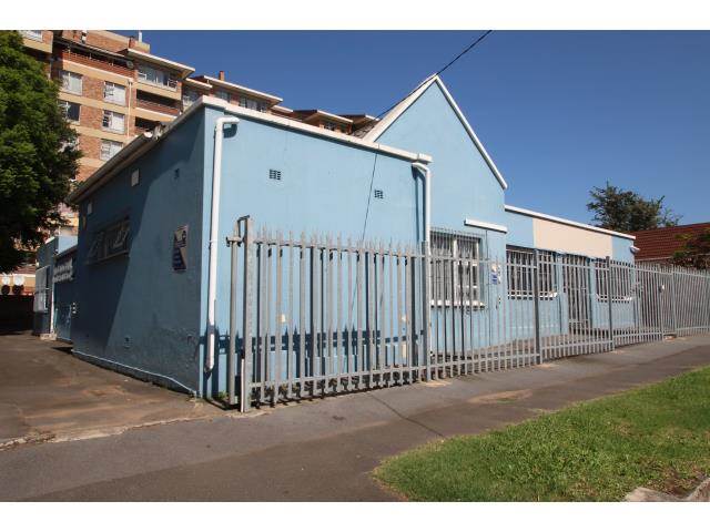 320  m² Office Space in Southernwood photo number 1