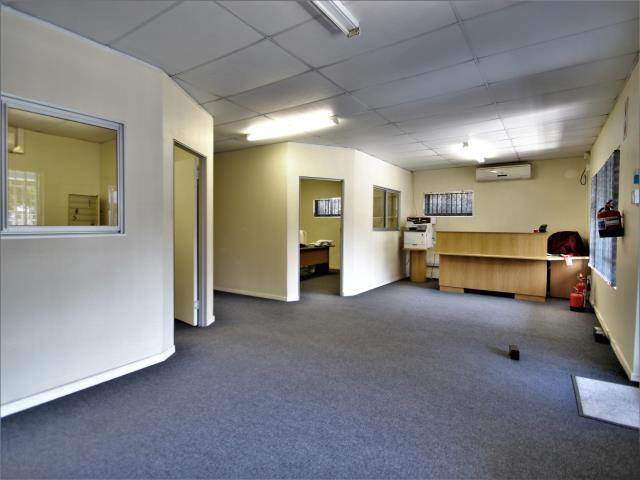 320  m² Office Space in Southernwood photo number 4