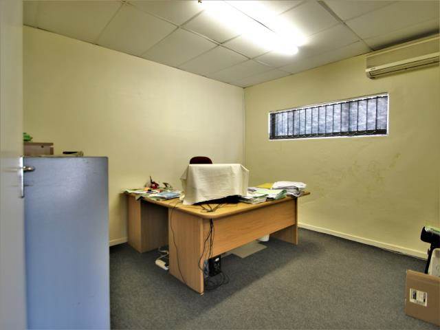 320  m² Office Space in Southernwood photo number 6