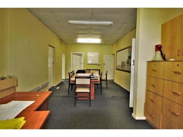 320  m² Office Space in Southernwood photo number 21