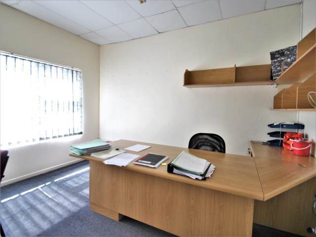 320  m² Office Space in Southernwood photo number 9