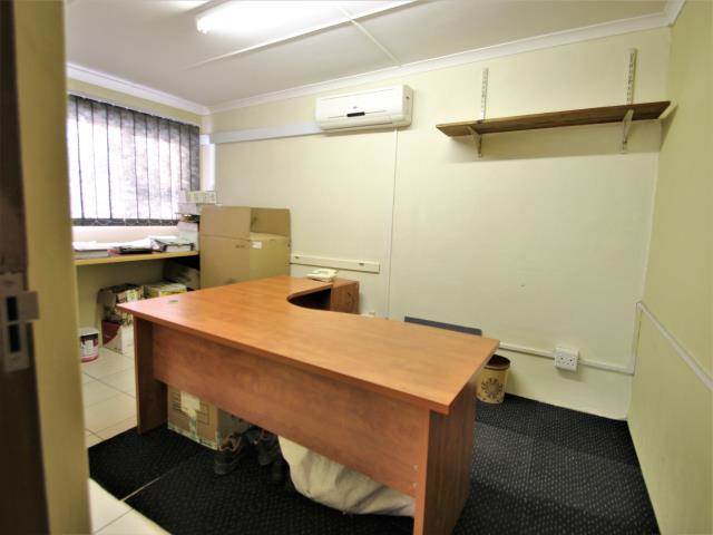 320  m² Office Space in Southernwood photo number 15
