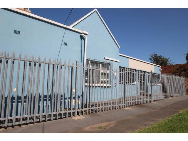 320  m² Office Space in Southernwood photo number 3