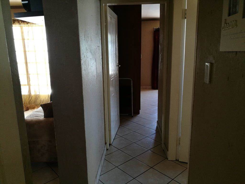 2 Bed Flat in Waterval East photo number 9