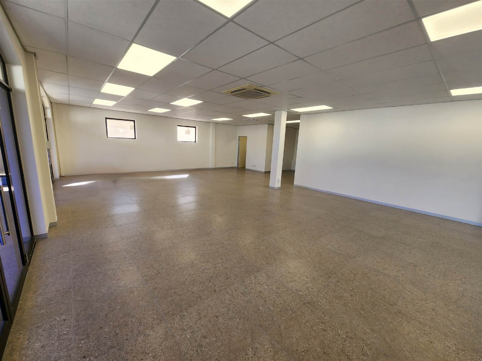155  m² Commercial space in Wellington North photo number 1