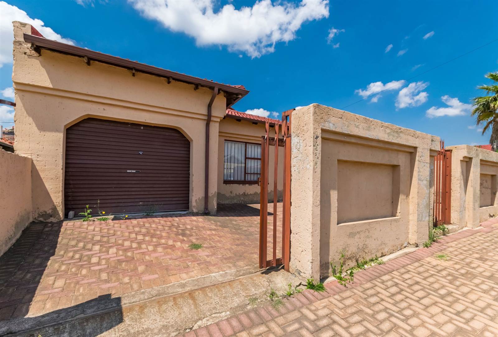 3 Bed House in Kagiso photo number 2
