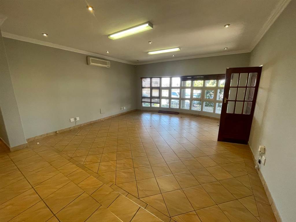 82  m² Commercial space in Bartlett photo number 5