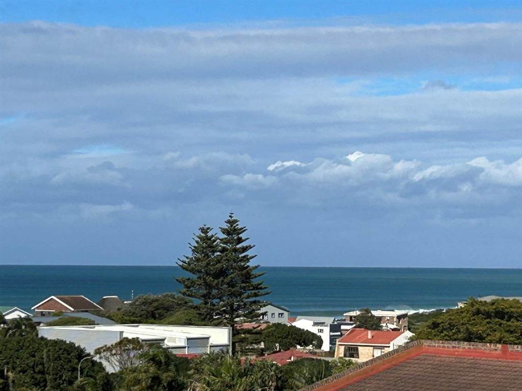 4 Bed House in Jeffreys Bay photo number 27