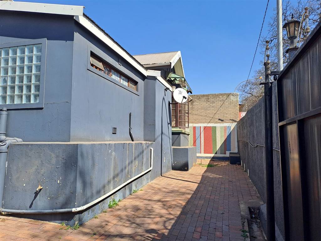 4 Bed House in Yeoville photo number 27