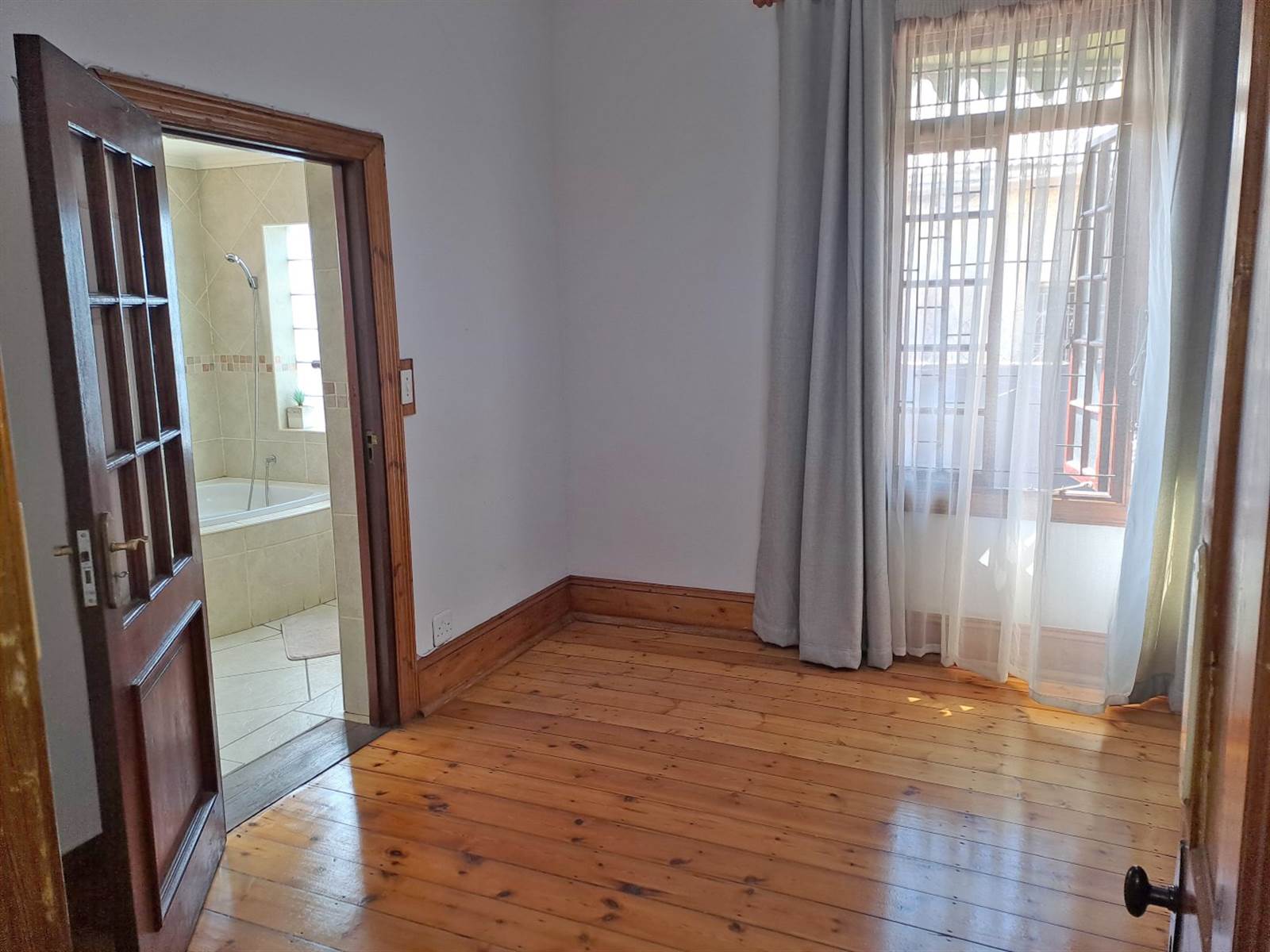 4 Bed House in Yeoville photo number 11