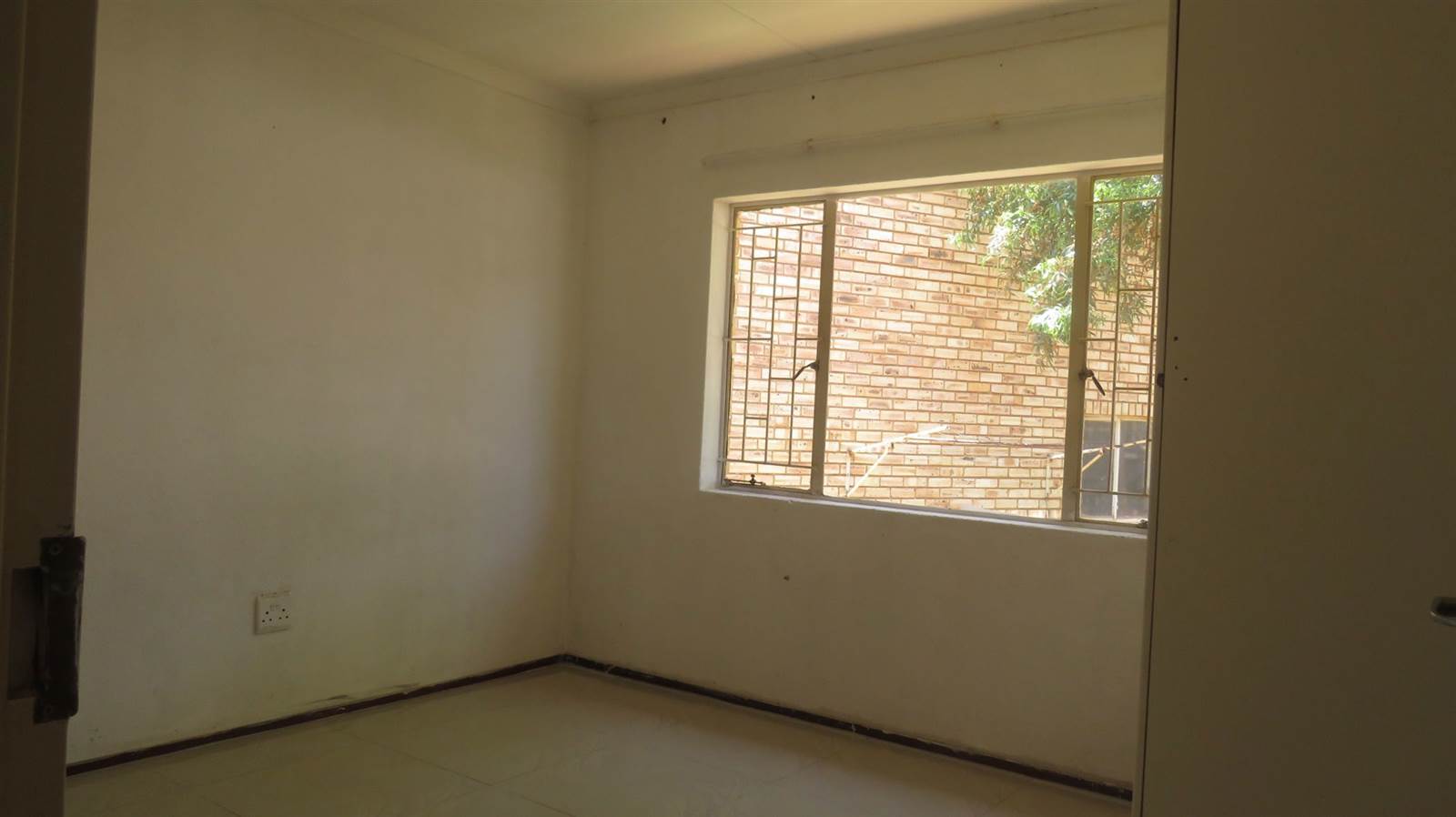 2 Bed Townhouse in Grobler Park photo number 7