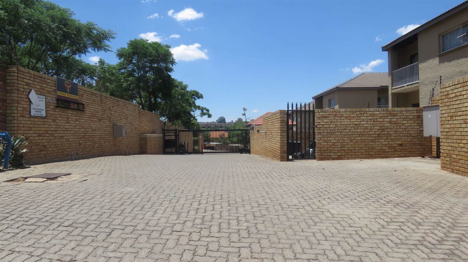 2 Bed Townhouse in Grobler Park photo number 13
