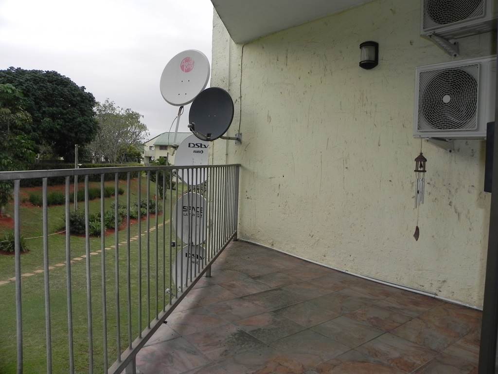 2 Bed Apartment in Mt Edgecombe photo number 2