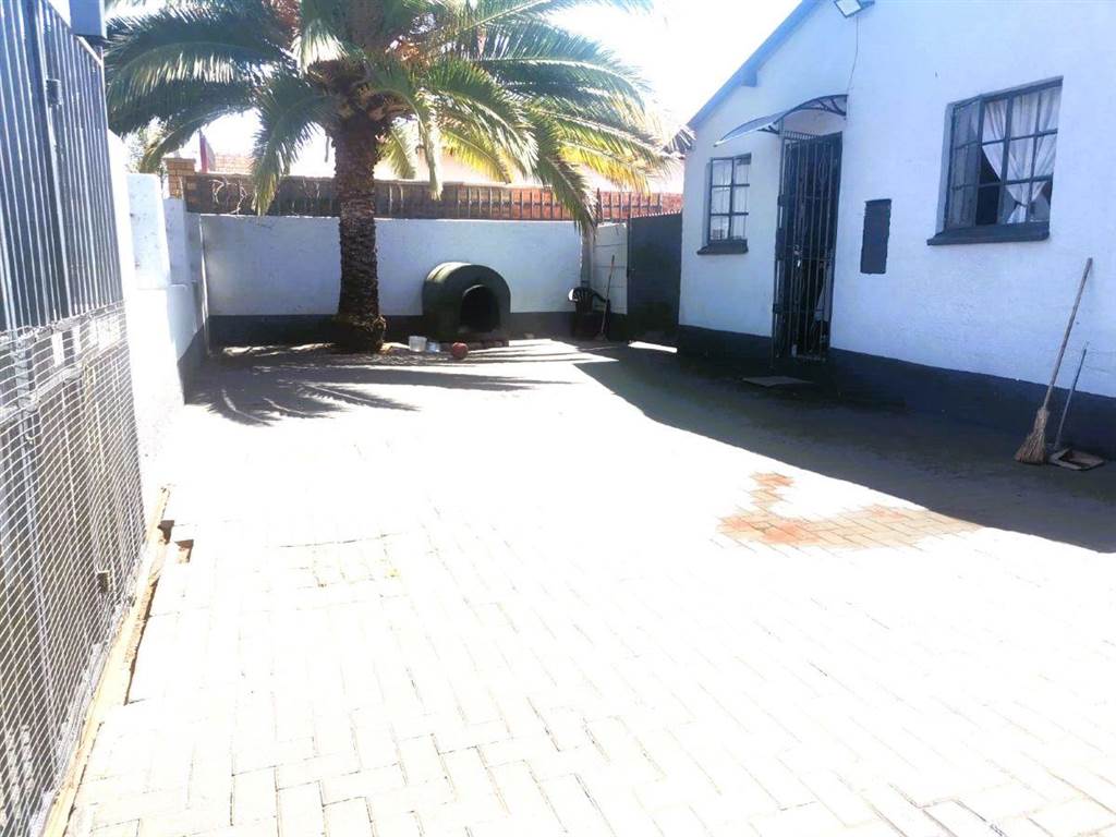 5 Bed House in Lenasia photo number 2