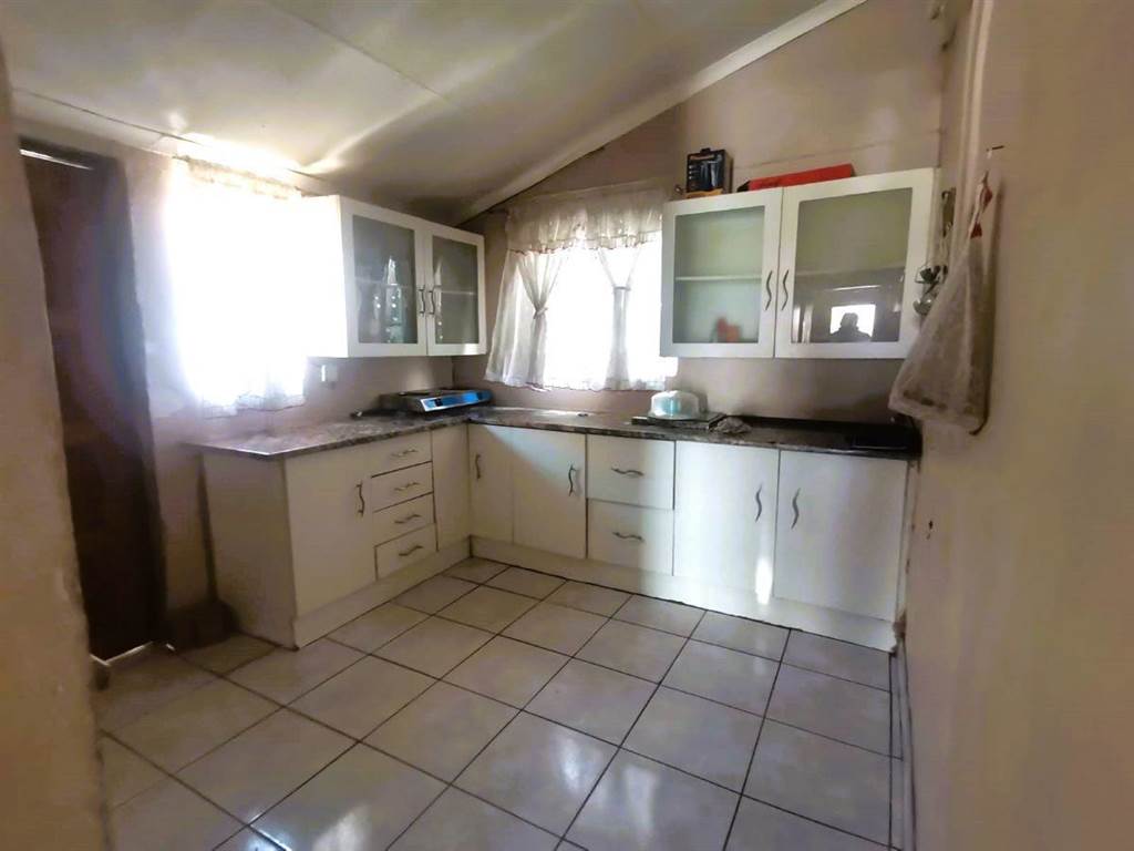 5 Bed House in Lenasia photo number 5