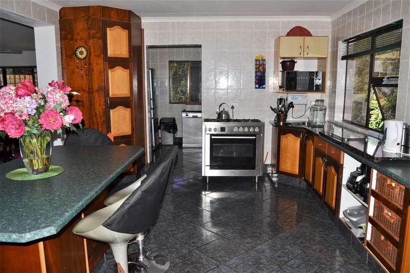 4 Bed House in Uvongo photo number 8