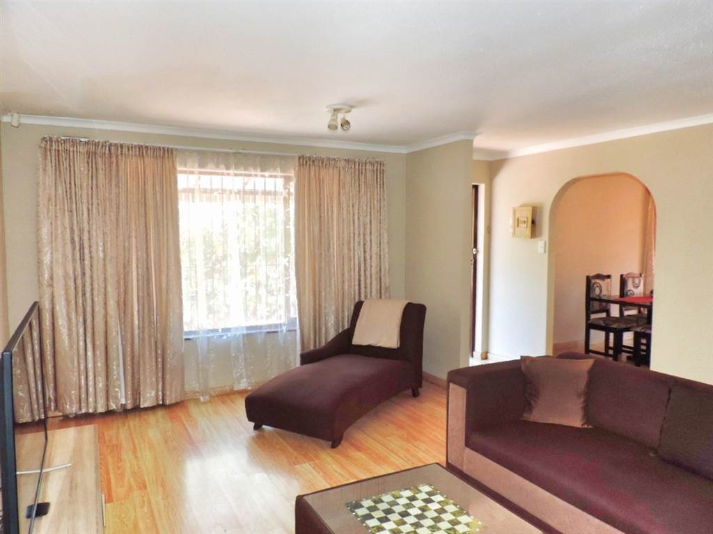 3 Bed Townhouse in Amanzimtoti photo number 3