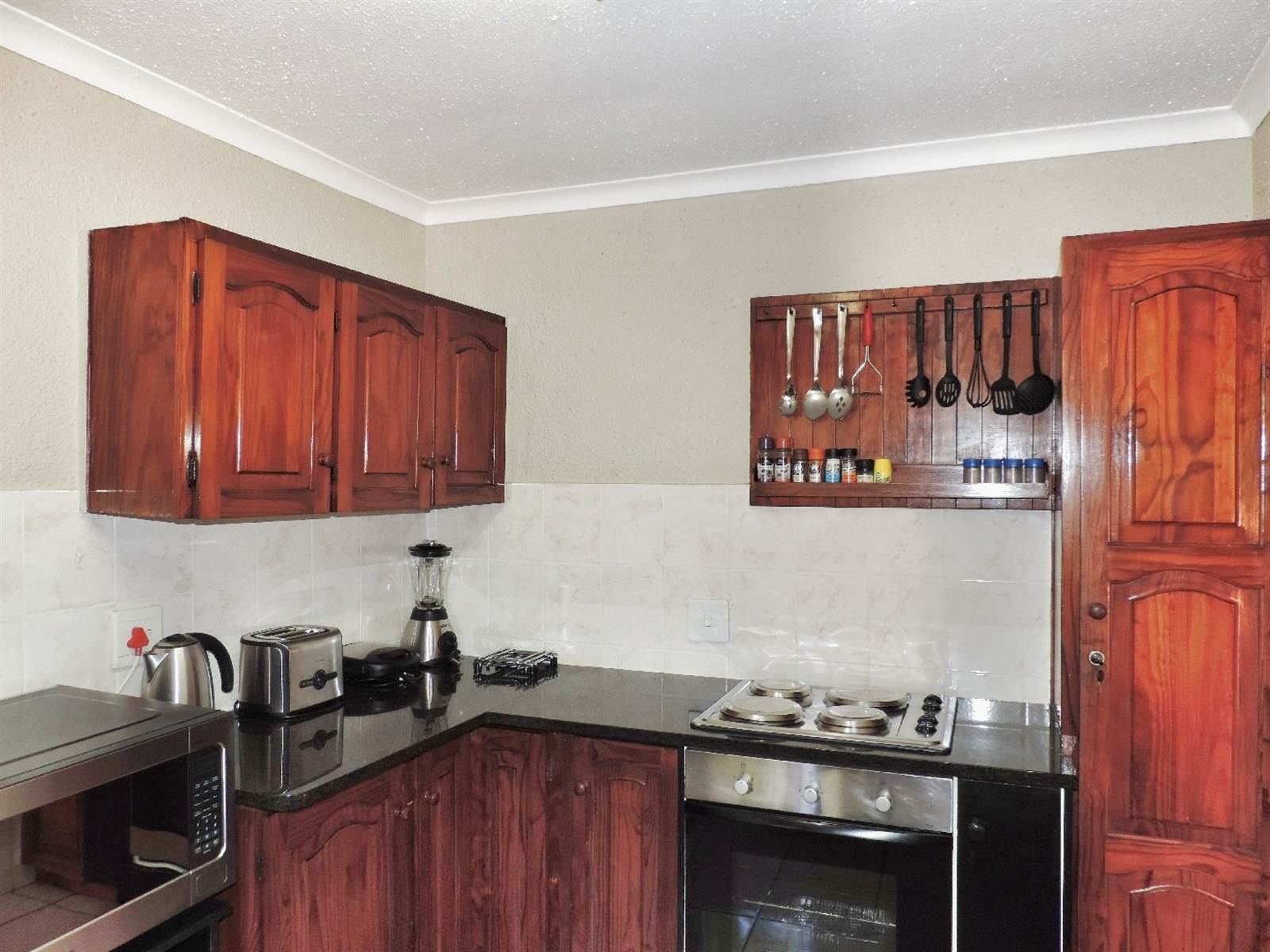 3 Bed Townhouse in Amanzimtoti photo number 9