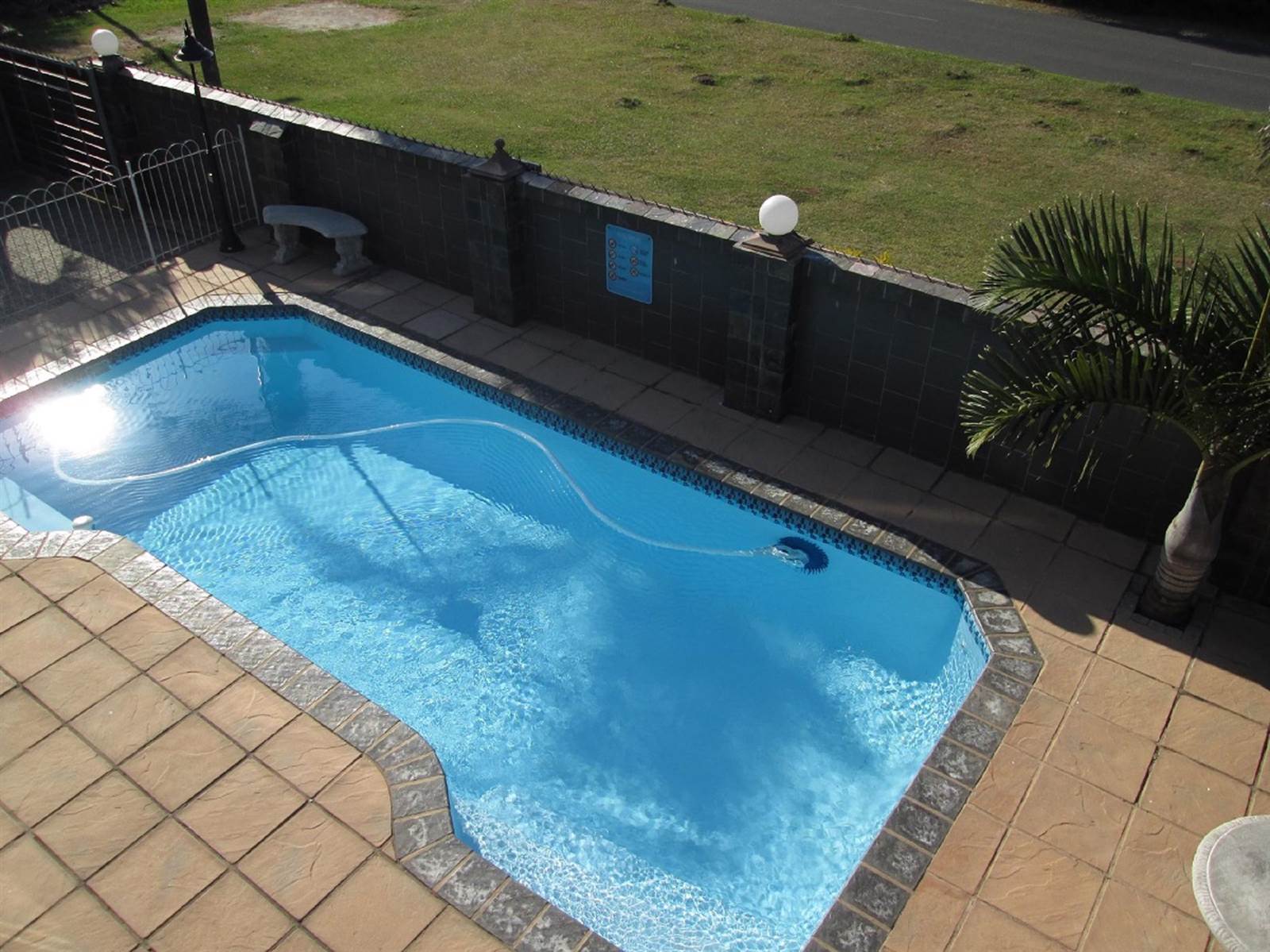 2 Bed Apartment in Scottburgh South photo number 2