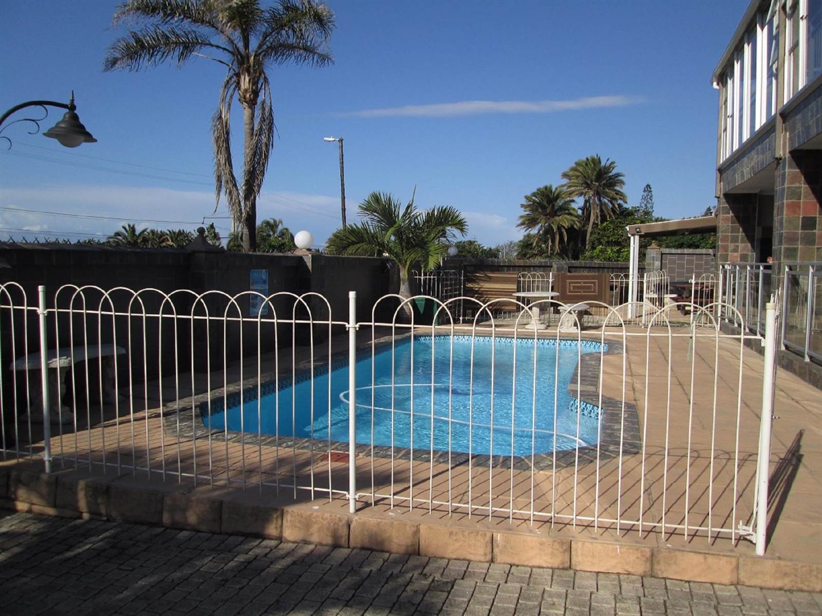 2 Bed Apartment in Scottburgh South photo number 13