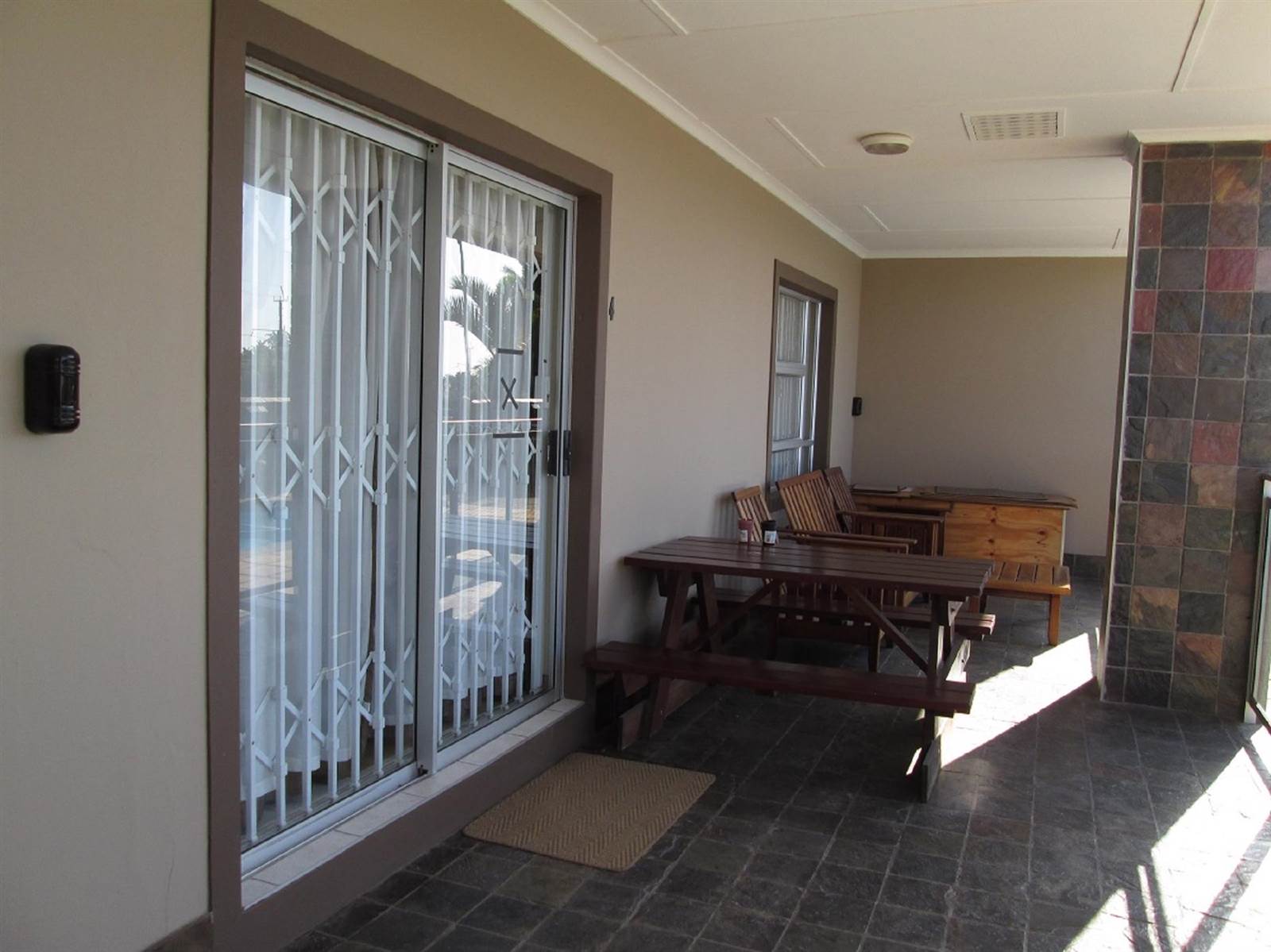 2 Bed Apartment in Scottburgh South photo number 19