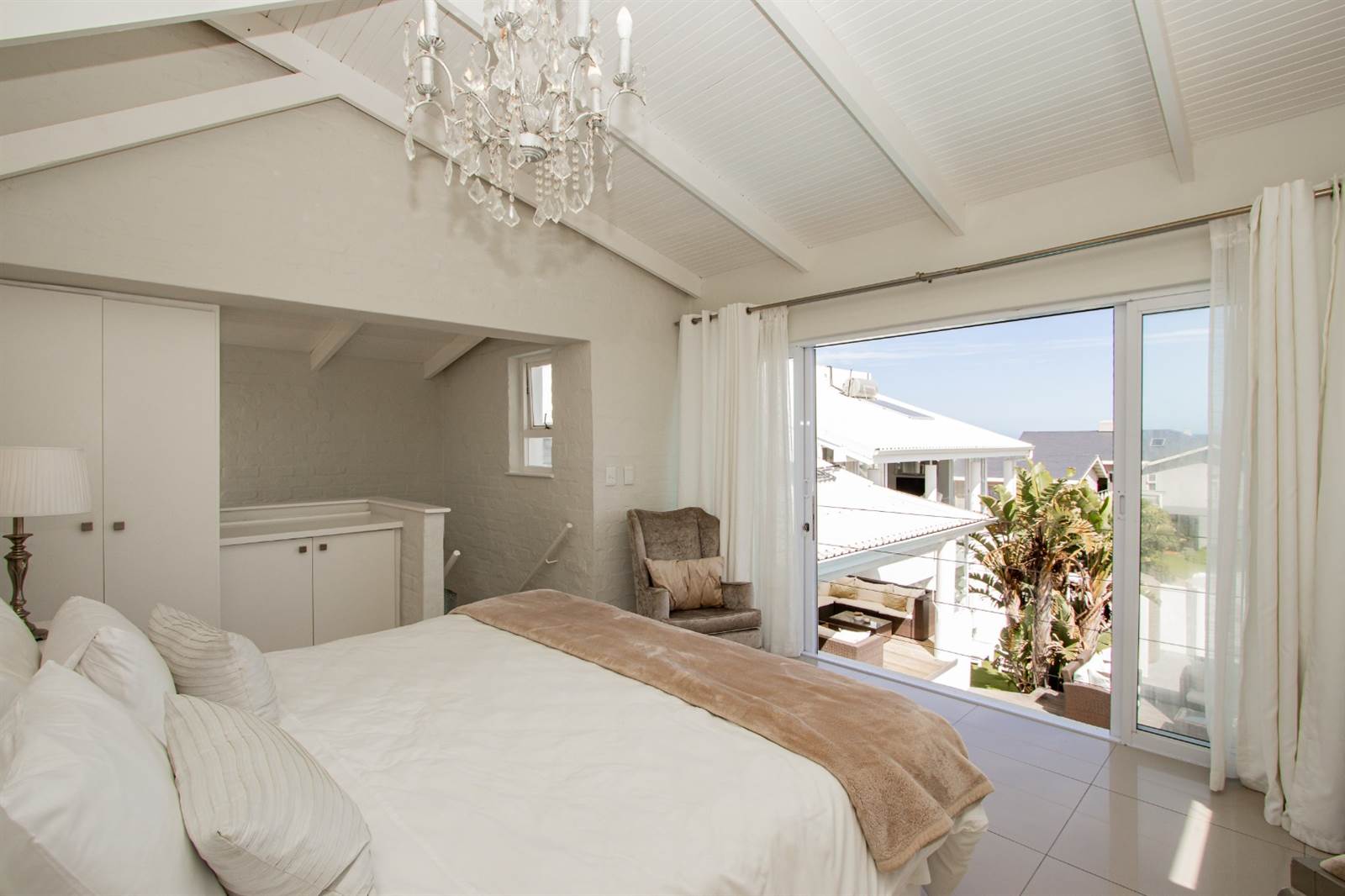 5 Bed House in Bloubergstrand photo number 10
