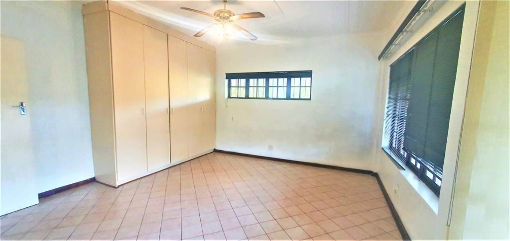 2 Bed Apartment in Umtentweni photo number 6