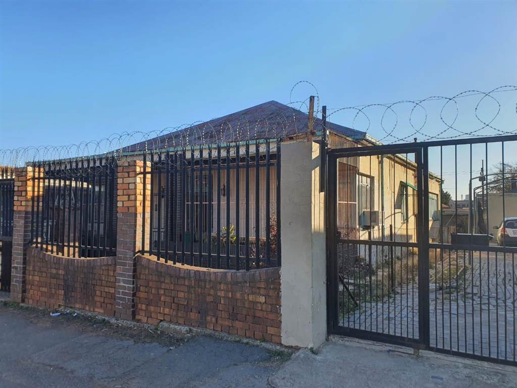 4 Bed House in Turffontein photo number 2