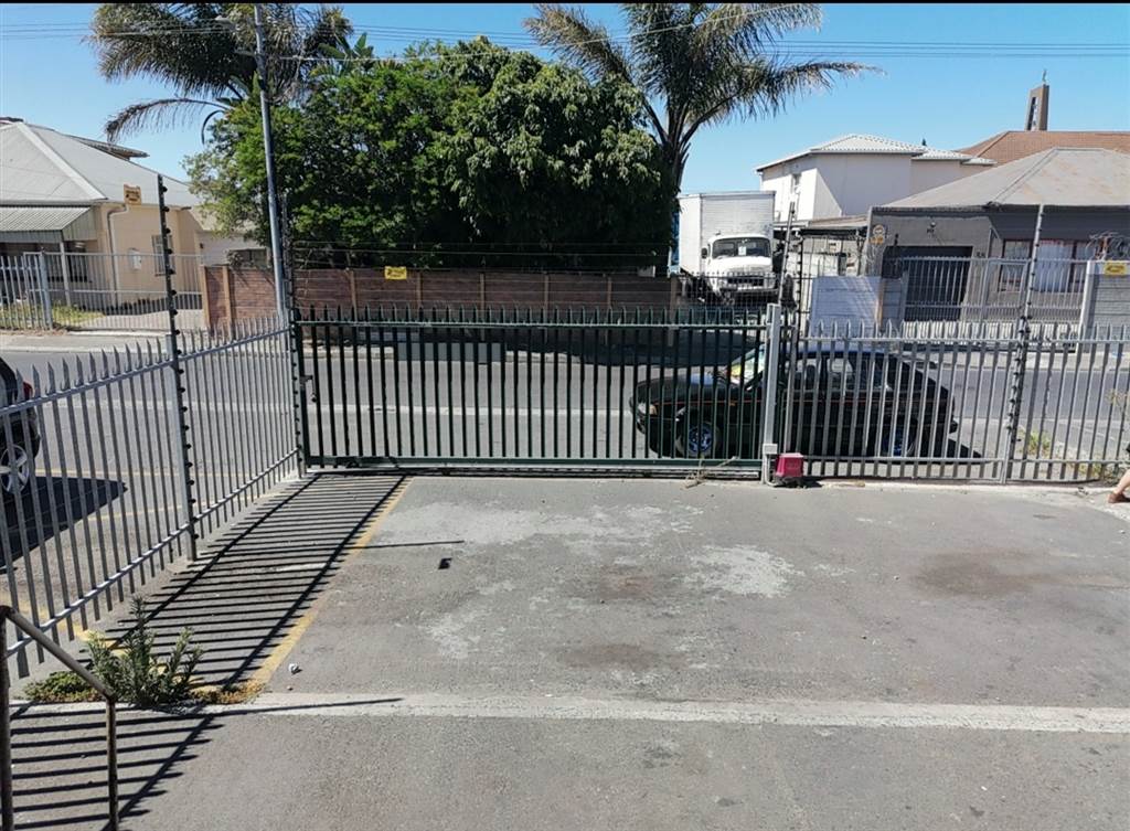 300  m² Commercial space in Parow Central photo number 2